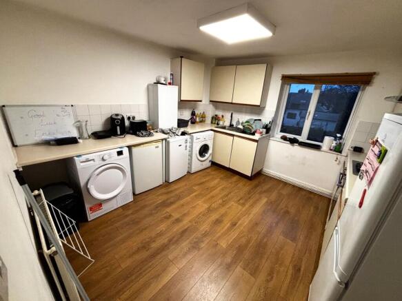 Well-equipped communal kitchen with plenty of f...