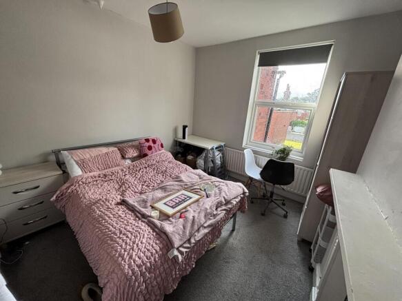 A cozy double bedroom featuring a comfortable b...