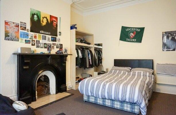 A well-maintained double bedroom featuring a co...