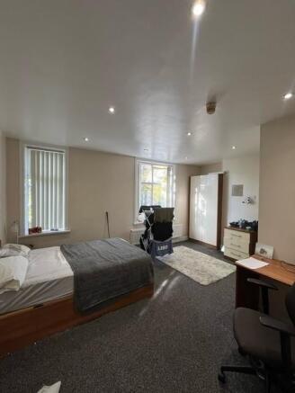 Bright, well-kept double bedroom with a comfort...