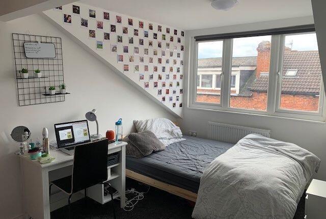 Bright, neatly presented double bedroom with a ...