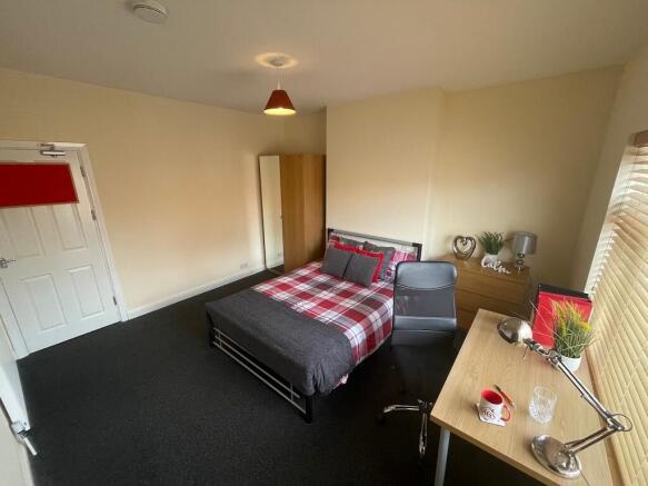 Bright, neatly presented double bedroom with a ...