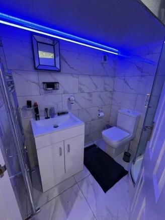 Contemporary bathroom with marble-effect tiling...