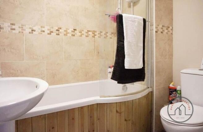 Bright, well-maintained bathroom featuring a pa...