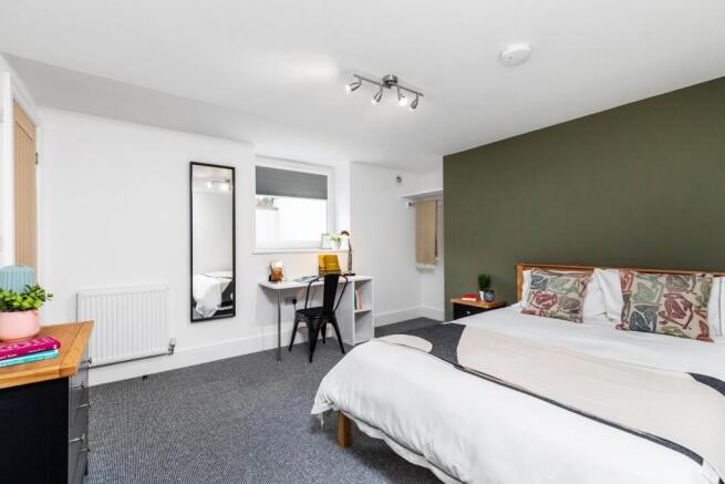 Bright, well-presented double bedroom with a co...