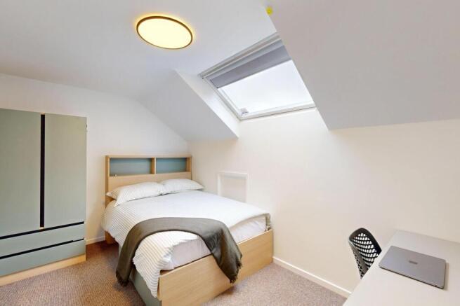Bright, tidy double bedroom with a comfortable ...