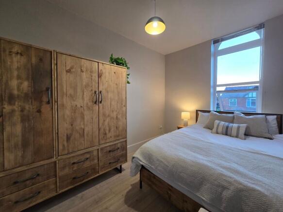 Bright, well-presented double bedroom with a la...