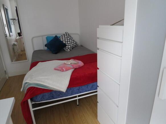 A cozy and inviting double bedroom featuring a ...