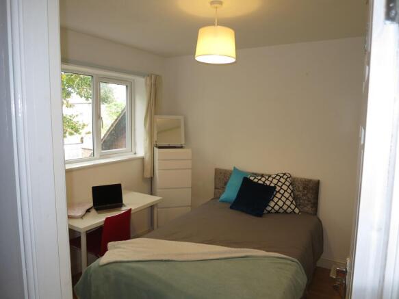 Bright, tidy double bedroom with a comfortable ...