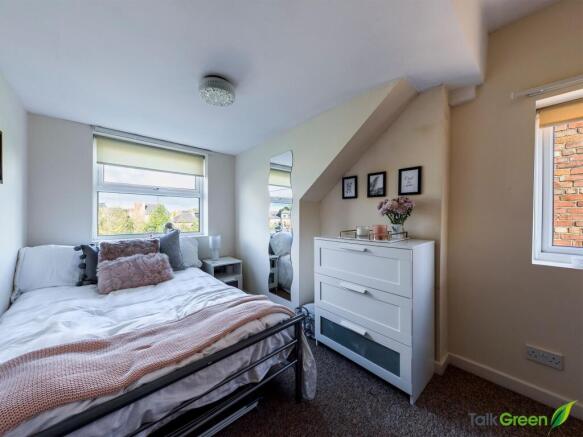 Bright, cosy double bedroom with a comfortable ...