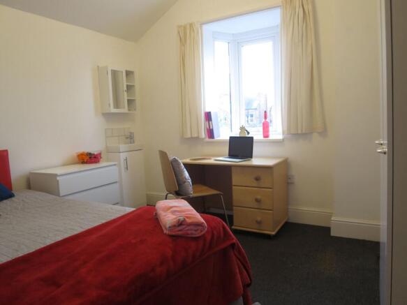 Bright single bedroom with a comfortable bed, d...