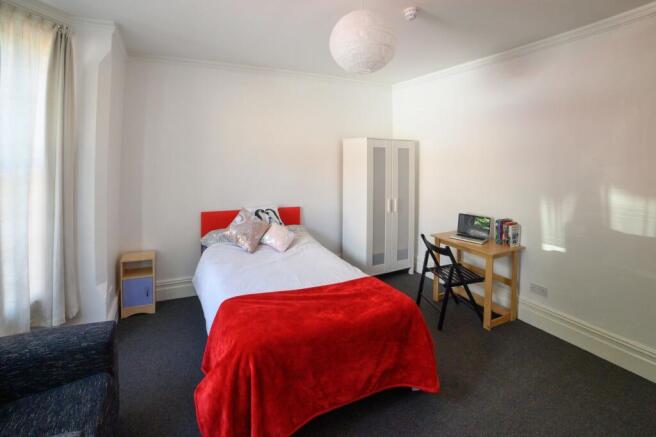 Bright, tidy single bedroom with a comfortable ...