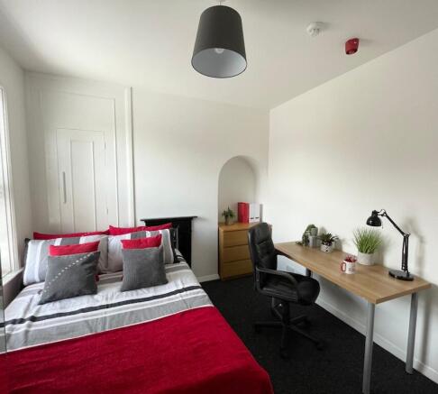 Bright, freshly decorated double bedroom with a...