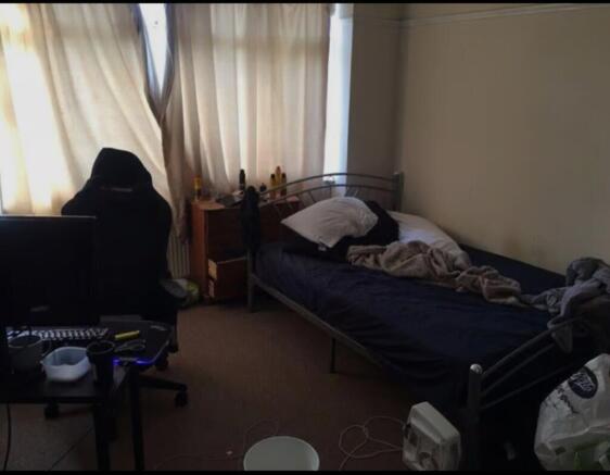 A cozy double bedroom with good natural light, ...