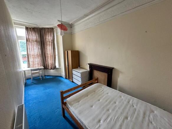 Bright single bedroom with a bay window, fitted...