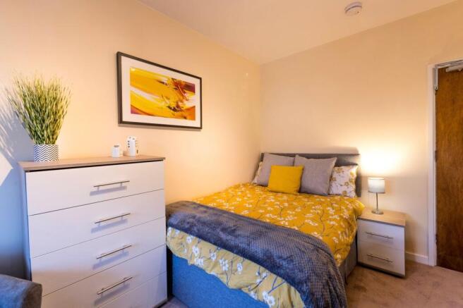 Well-styled double bedroom with a comfortable u...