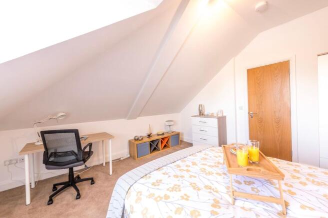 Bright, neatly staged double bedroom in a conve...
