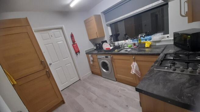 Bright, modern kitchen with wood-effect cabinet...