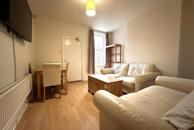 Bright, neutrally decorated living room with co...