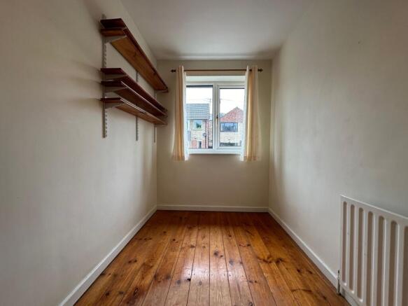 Bright, simple single bedroom with original woo...
