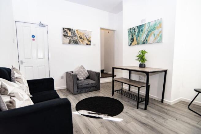 Bright, modern living room with minimalist déco...