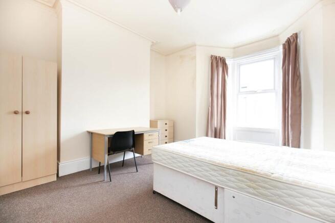 Bright, well-presented double bedroom with larg...