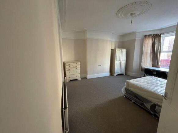 Spacious, well-kept double bedroom with high ce...