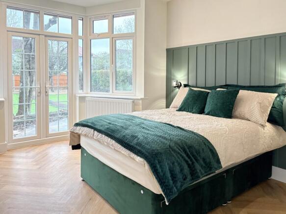 Bright, stylish double bedroom with large bay w...