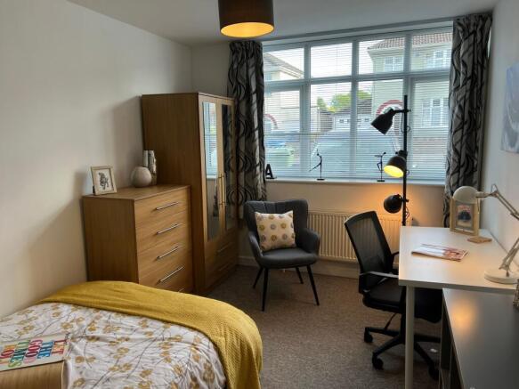 Bright, well-furnished single bedroom with a co...