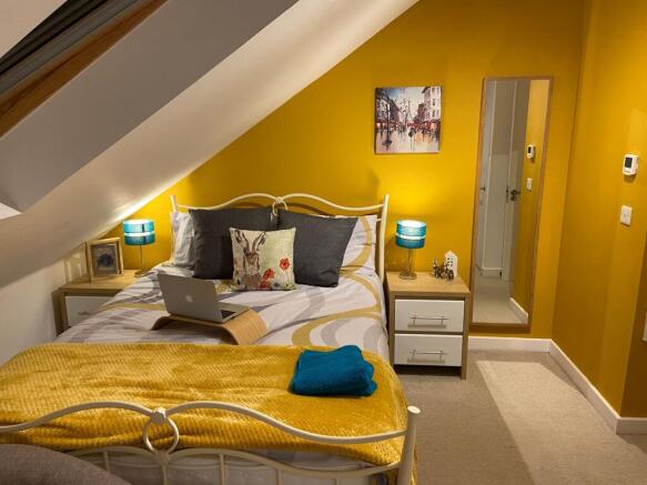 Bright, neatly presented double bedroom in a lo...