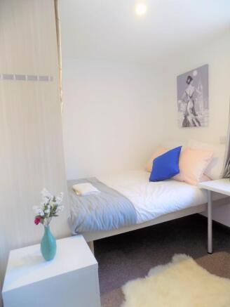 Bright, neatly presented single bedroom with a ...