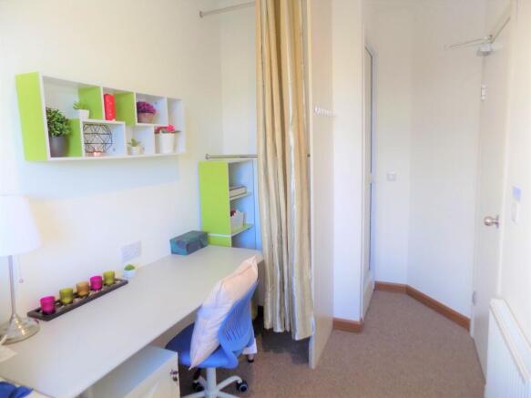Bright, tidy student-style single bedroom with ...