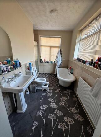 A spacious and well-maintained bathroom featuri...