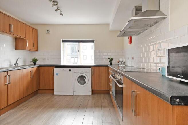Bright, modern kitchen with wood-effect cabinet...