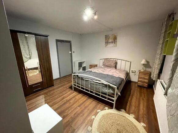 A well-kept double bedroom featuring a comforta...