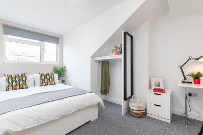 Bright, tidy double bedroom with a comfortable ...
