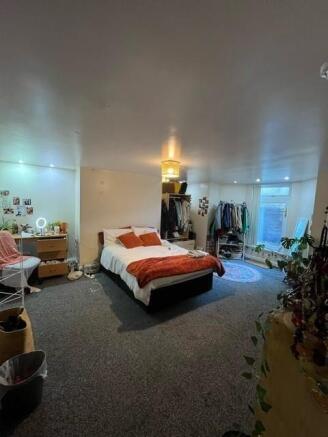 Bright, spacious bedroom with a comfortable dou...
