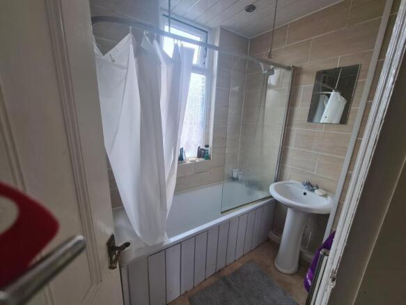 Bright, well-kept bathroom with a combined bath...