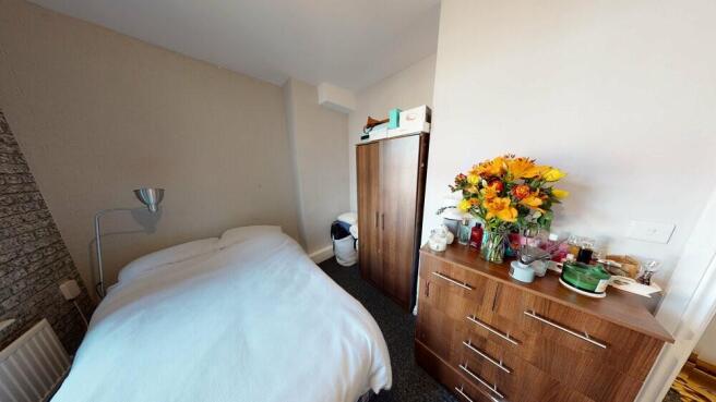 Bright, neatly presented double bedroom with a ...