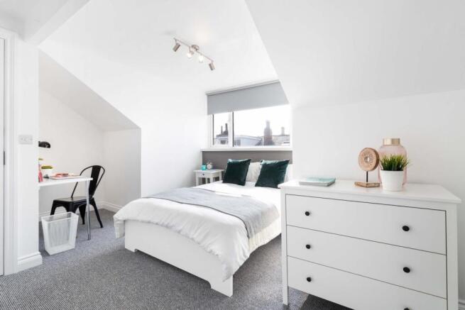 Bright, well-presented attic bedroom with a com...