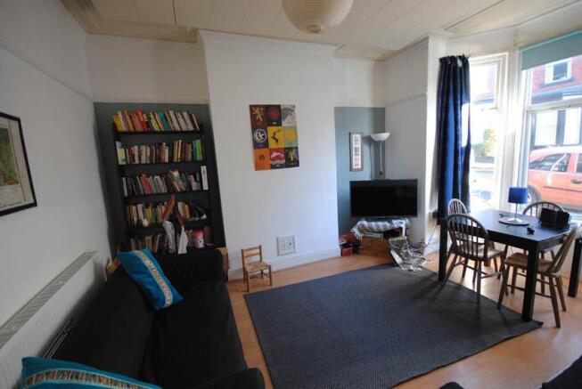 Bright, neatly presented living room with a com...