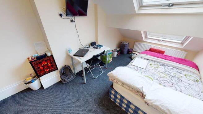 Bright, neatly presented double bedroom with sl...