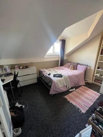 Bright, cosy attic double bedroom with sloped c...