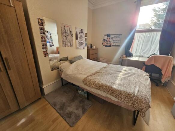 Bright, tidy single bedroom with a comfortable ...