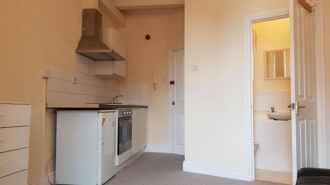 Studio flat/fully furnished