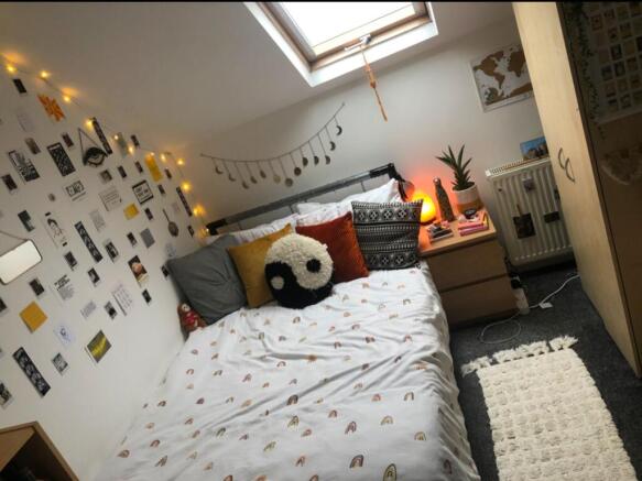 A cozy and inviting double bedroom featuring a ...