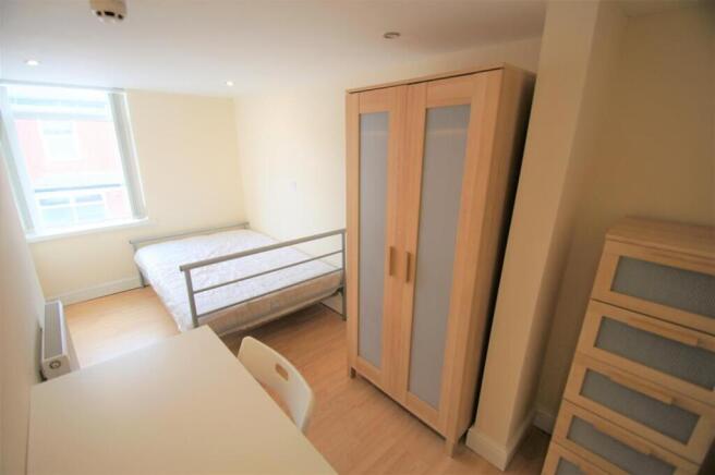 This inviting double bedroom features a spaciou...