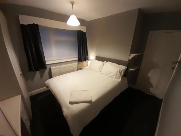 This inviting double bedroom features modern de...