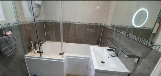 This stylish bathroom suite features a modern d...