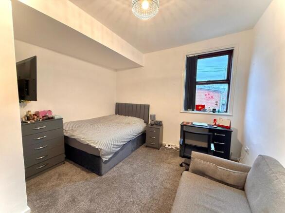 A well-maintained double bedroom featuring a co...